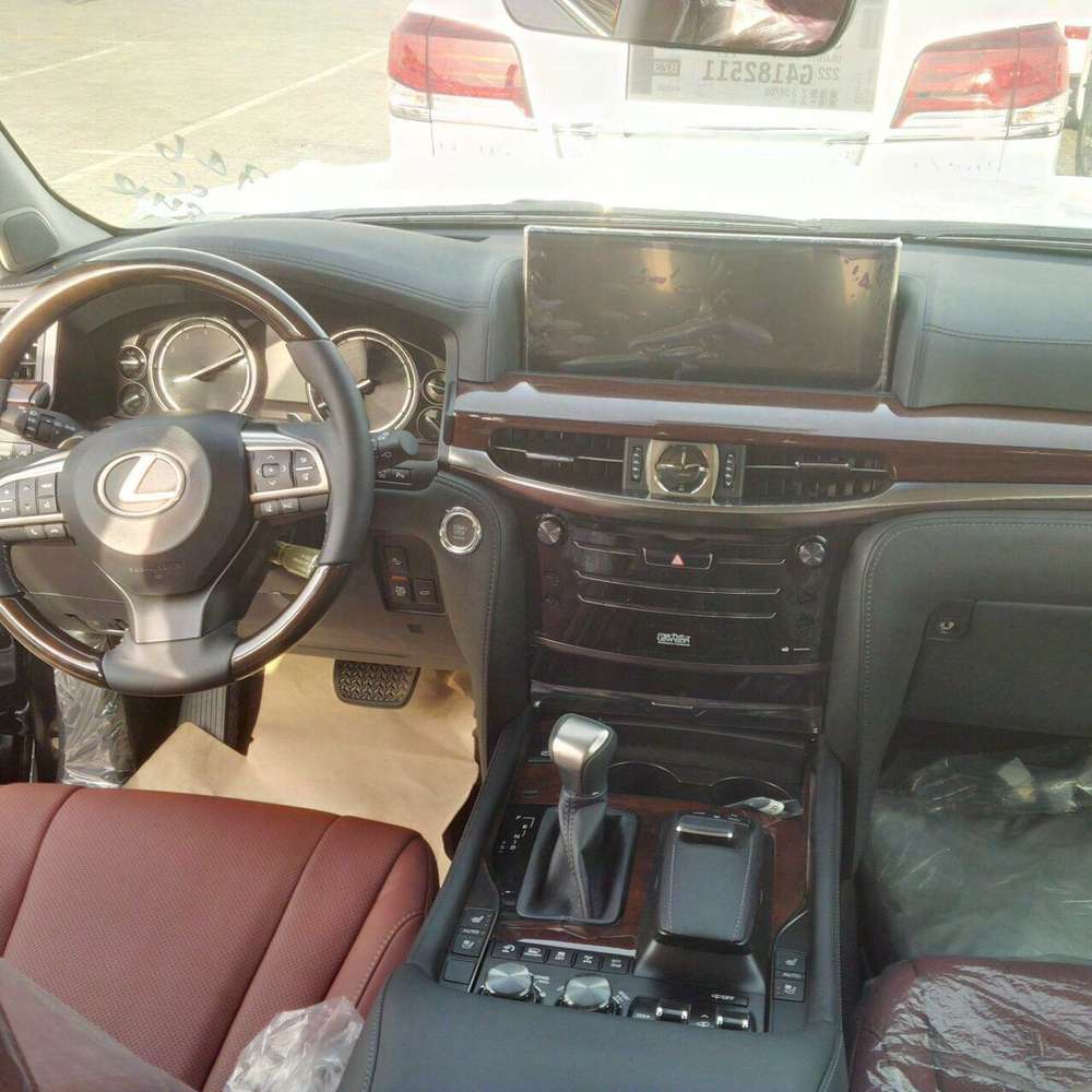 Шпионы заглянули внутрь обновленного Lexus LX570