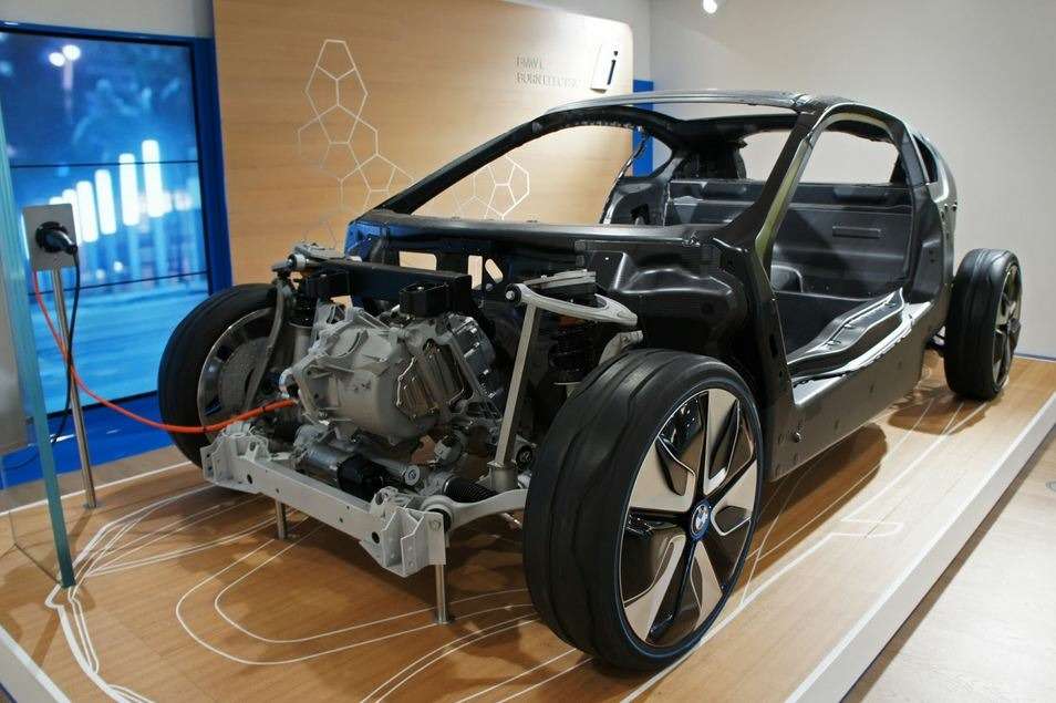 BMW вступает в эру автомобилей из карбона