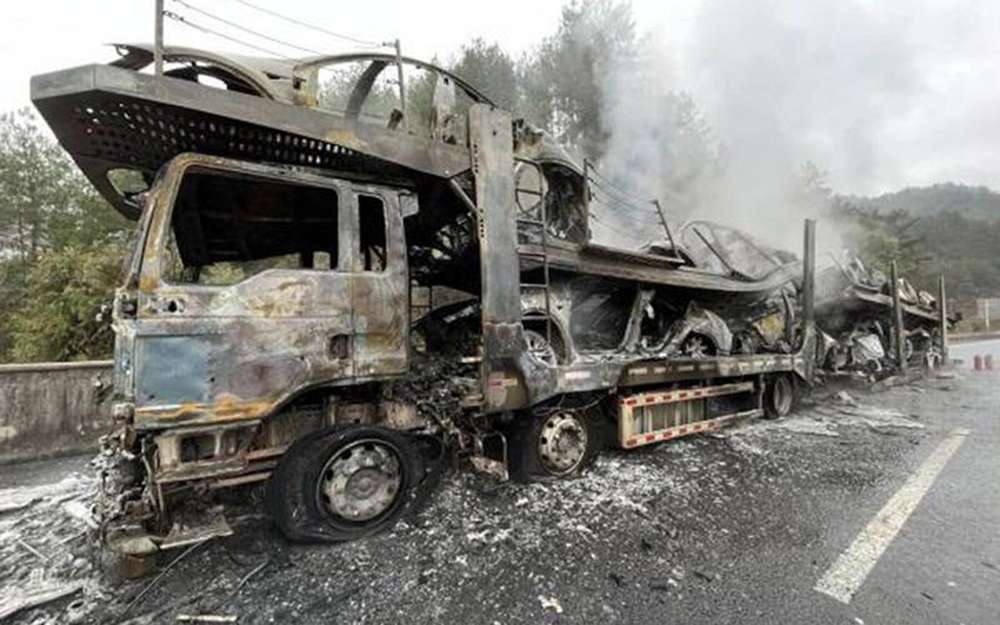 «Теслы» не доехали до покупателей: они сгорели вместе с автовозом