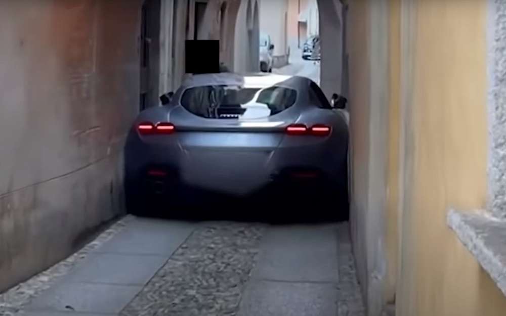Ferrari «зажало» на узкой улочке Италии