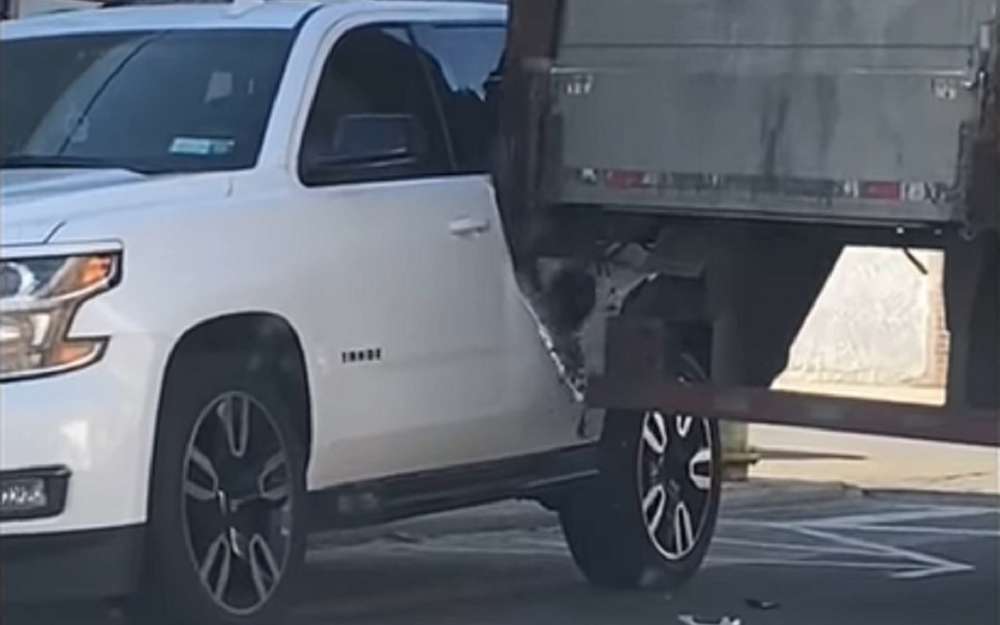 Грузовик неторопливо сминает Chevrolet Tahoe (видео)