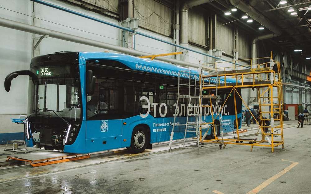Электробусы КАМАЗ-6282 с 2018 года выпускают в Нефтекамске на НЕФАЗе (на фото), а с 2021 года - и в Москве на СВАРЗе