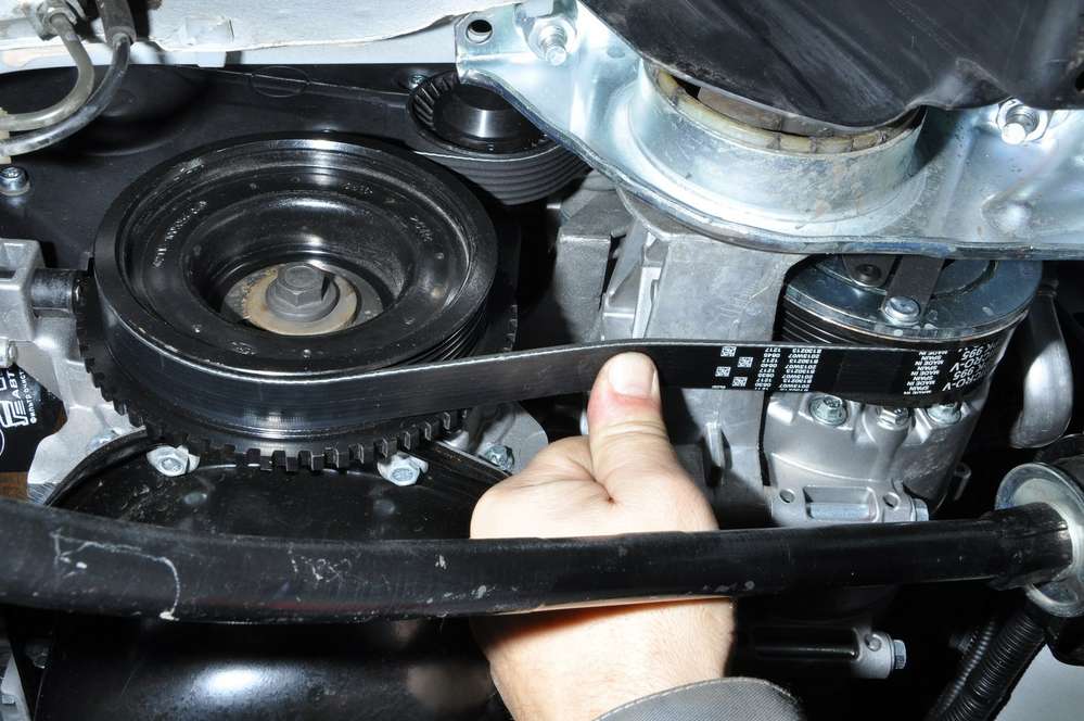  Прогиб ремня на участке между шкивами двигателя и компрессора кондиционера при приложенном усилии 100 Н (10 кгс) должен быть в пределах 6-7 мм.