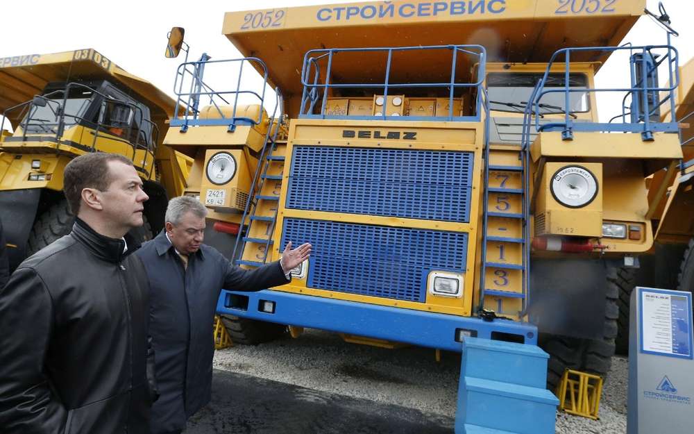 Медведев освободил от налогов зарегистрированные на юрлица автомобили