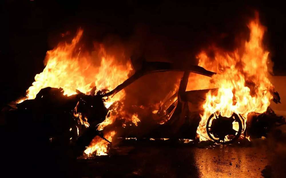 Огненная месть: мужчина сжег машину, которая его напугала