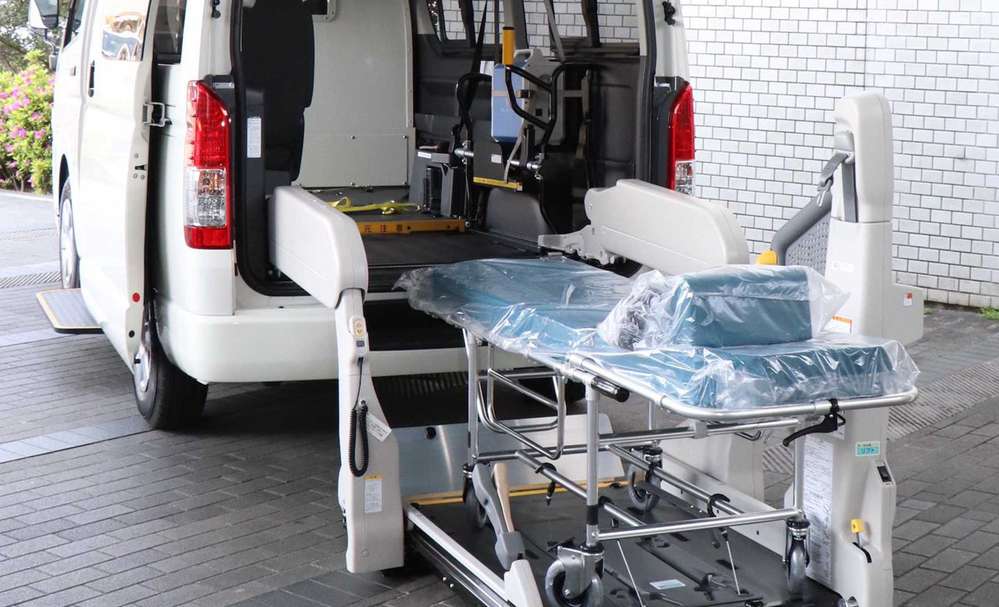 Минивэн Toyota Hiace приспособили для перевозки инфицированных пациентов