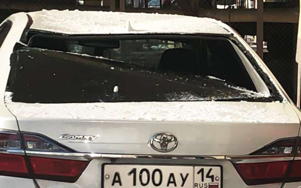 На машину мэра упал снег с крыши и повредил ее