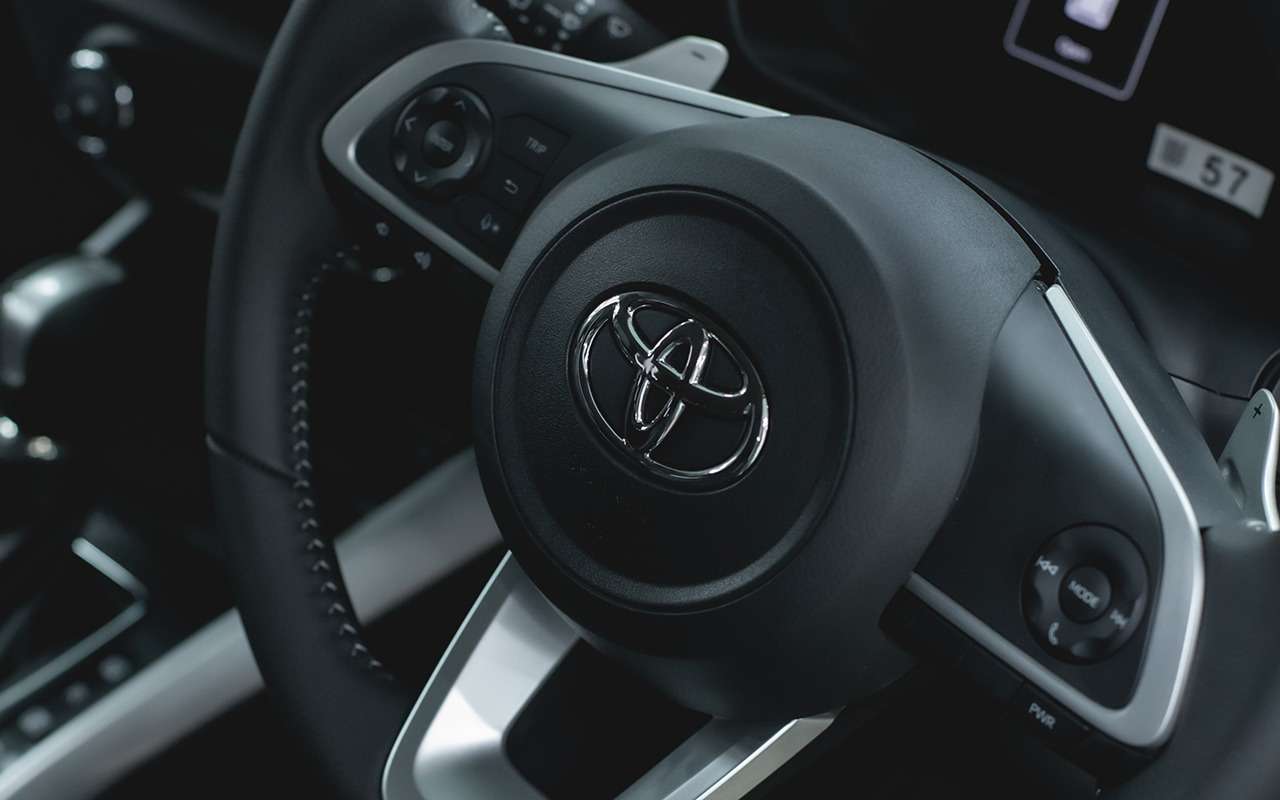 Дешевле Лады Весты: в Россию начали поставлять новую модель Toyota