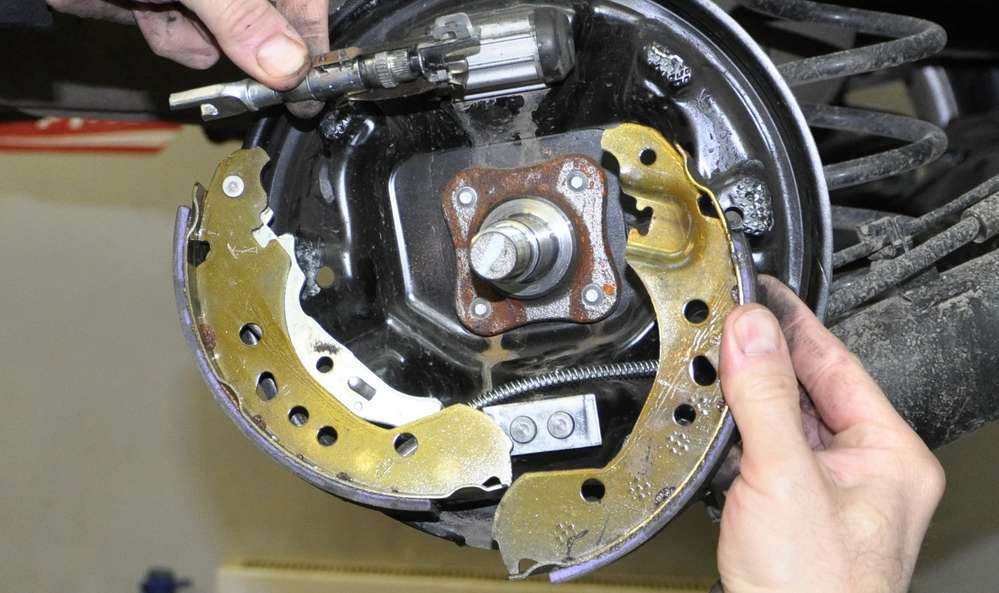 Lada Vesta: заменяем колодки тормозных механизмов задних колес