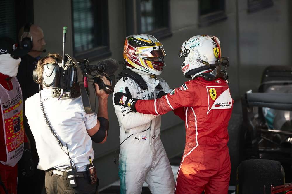 Льюис Хэмилтон на финише искренне поздравил Себастьяна Феттеля с победой, которую Ferrari давно не могла одержать.