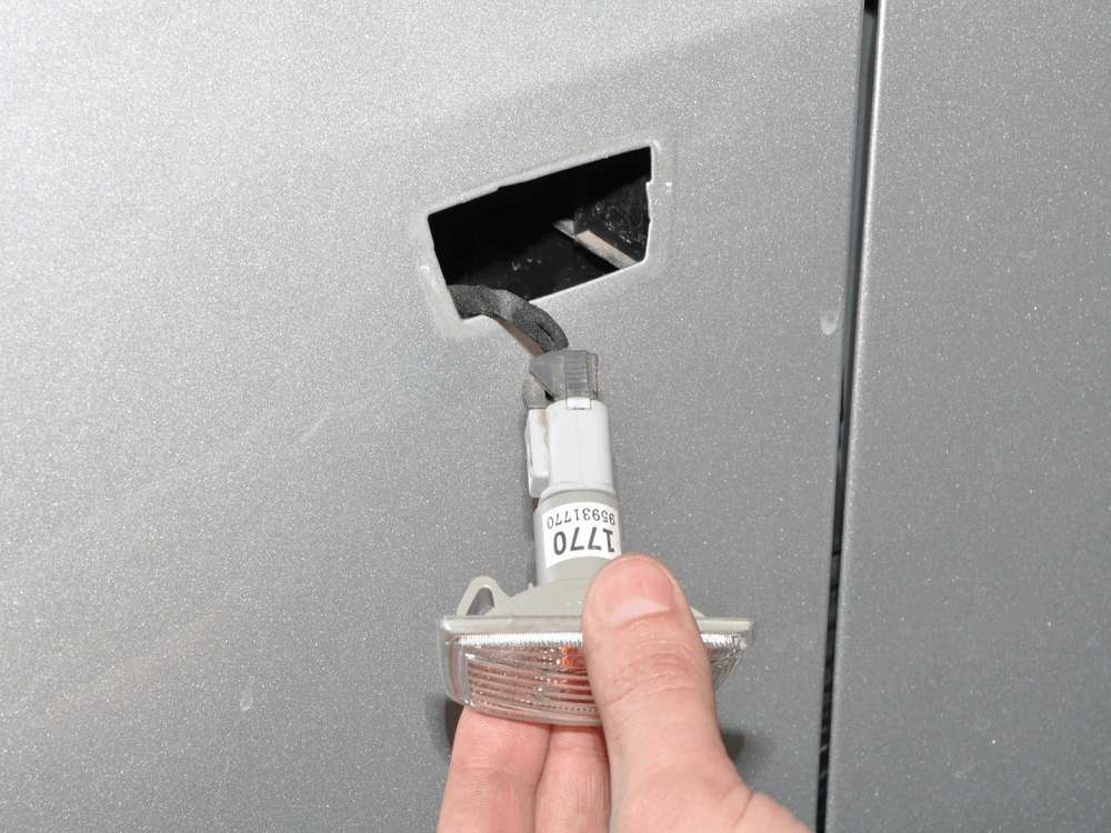 Замена лампы бокового указателя поворота Chevrolet Cruze