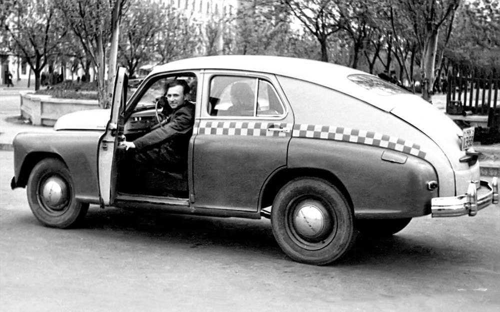Первым послевоенным такси стала, конечно, Победа ГАЗ-М20. Ранние машины красили в два цвета: сверху - серый, снизу - синий. По борту шли клеточки, получившие название «шашечки». Победы-такси работали примерно до середины 1960-х.