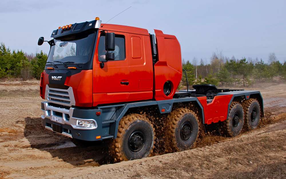 Линейку белорусского производителя МЗКТ возглавил седельный тягач 750440 8×8.