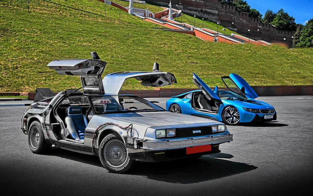 BMW i8 и DeLorean DMC-12 - вперед в будущее