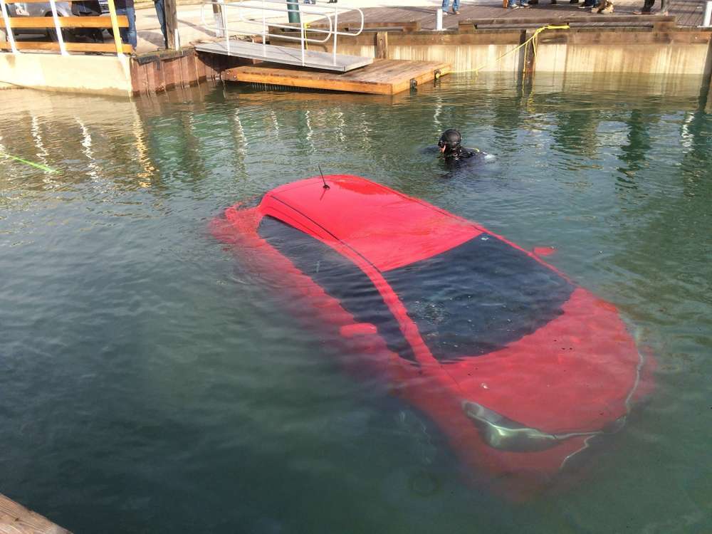 Автомобиль отправили в озеро согласно рекомендации навигатора