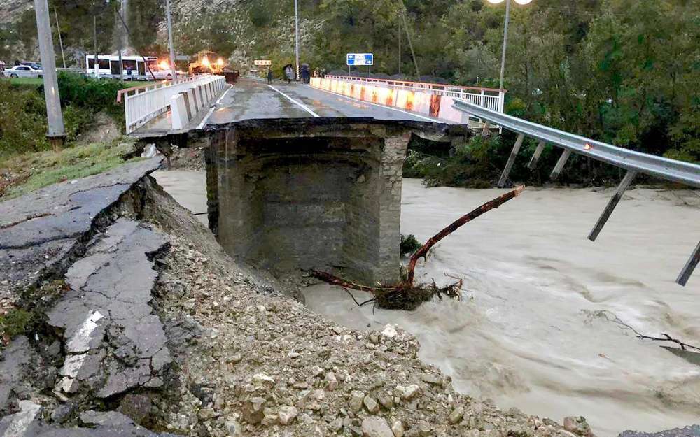 В Краснодарском крае обвалился участок моста на федеральной трассе Джубга - Сочи.