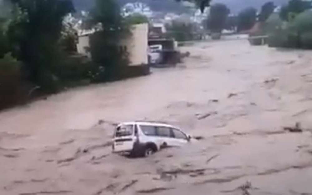 Шок-видео из затопленного Сочи: Ларгус несется в потоке воды