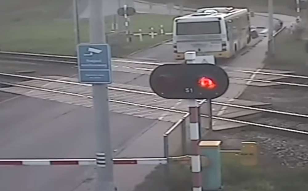 Поезду наперерез - водитель автобуса рискнул десятками жизней
