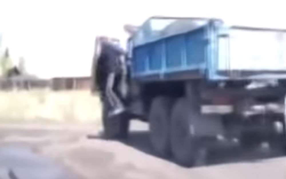 Выпрыгнул из грузовика на ходу: видео погони