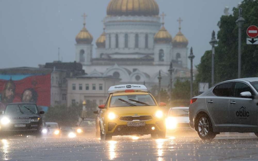 Ураган, ливень и град в Москве: как это было и какие последствия (видео)