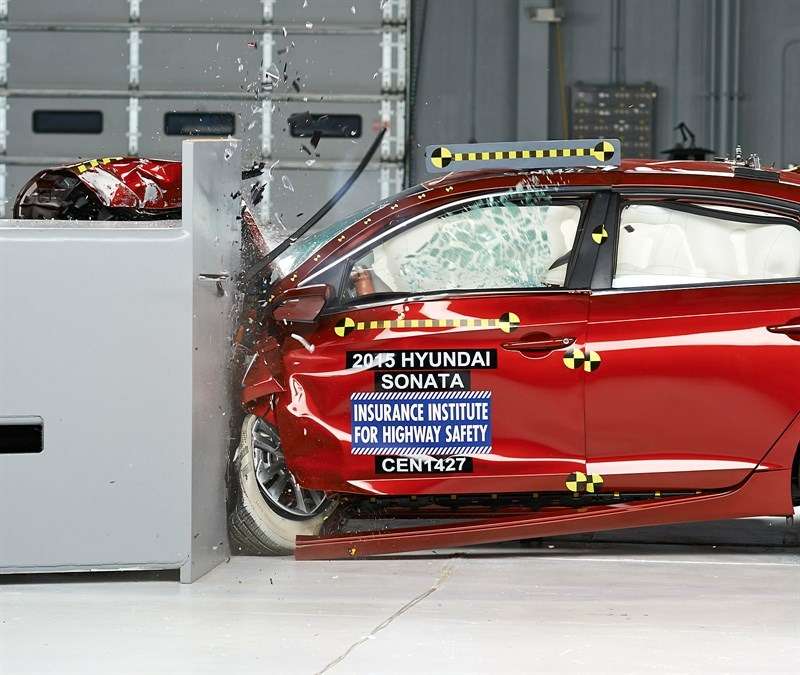 Hyundai Sonata справилась с краш-тестом на удар с малым перекрытием