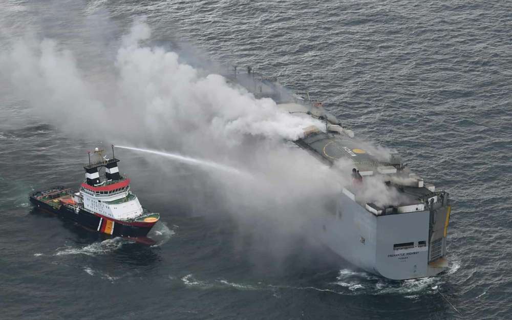 Машины вплавились в палубы загоревшегося судна