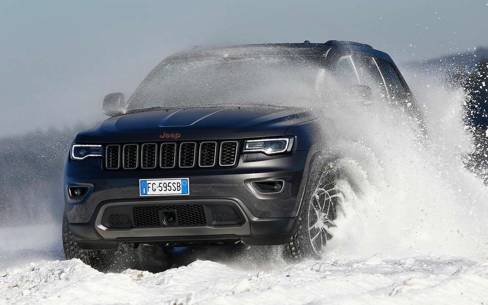 Фотограф-итальянец первый раз снимал машину на заснеженном поле. Взмывающие снежные вихри приводили его в восторг.