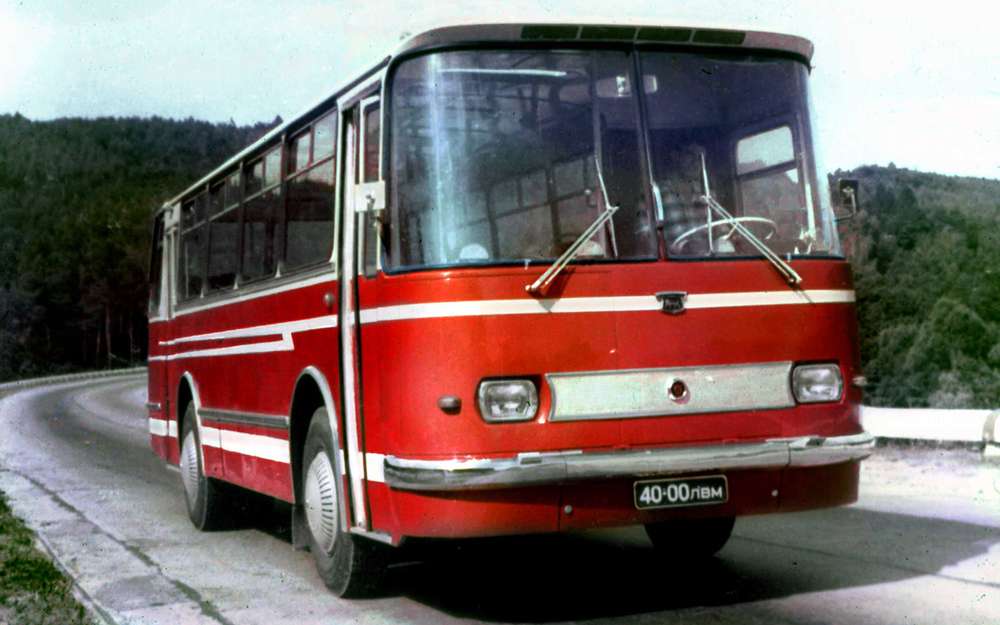 Небольшую часть ЛАЗ-695Н оснащали прямоугольными фарами.