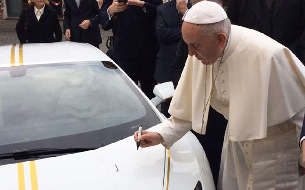 Папа Римский продаст подаренный Lamborghini с аукциона