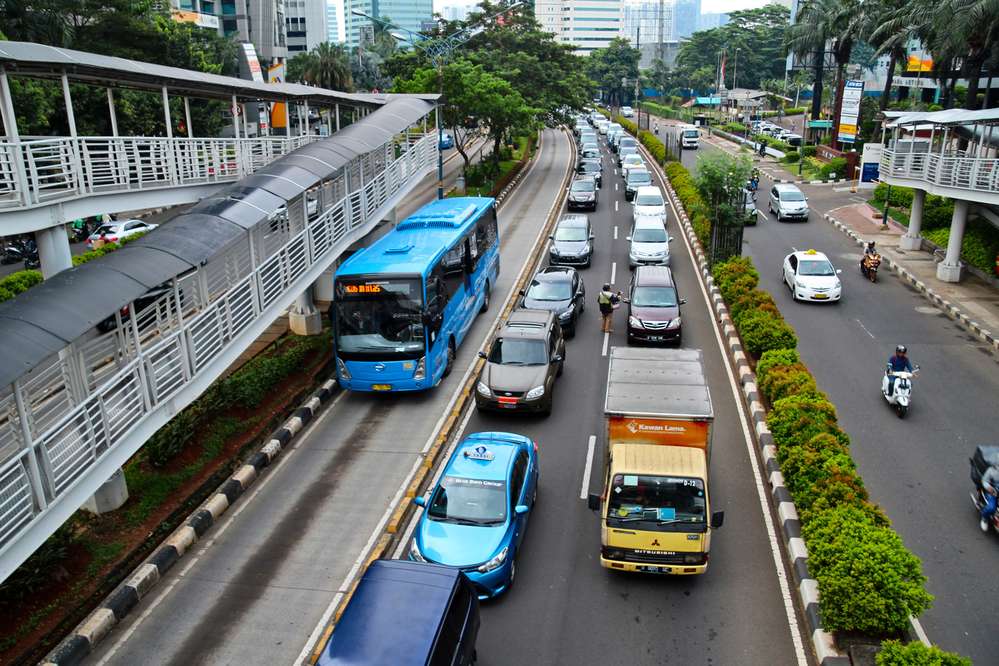 На некоторых улицах Джакарты есть выделенные полосы для общественного транспорта, причем автобусы всегда забиты под завязку.