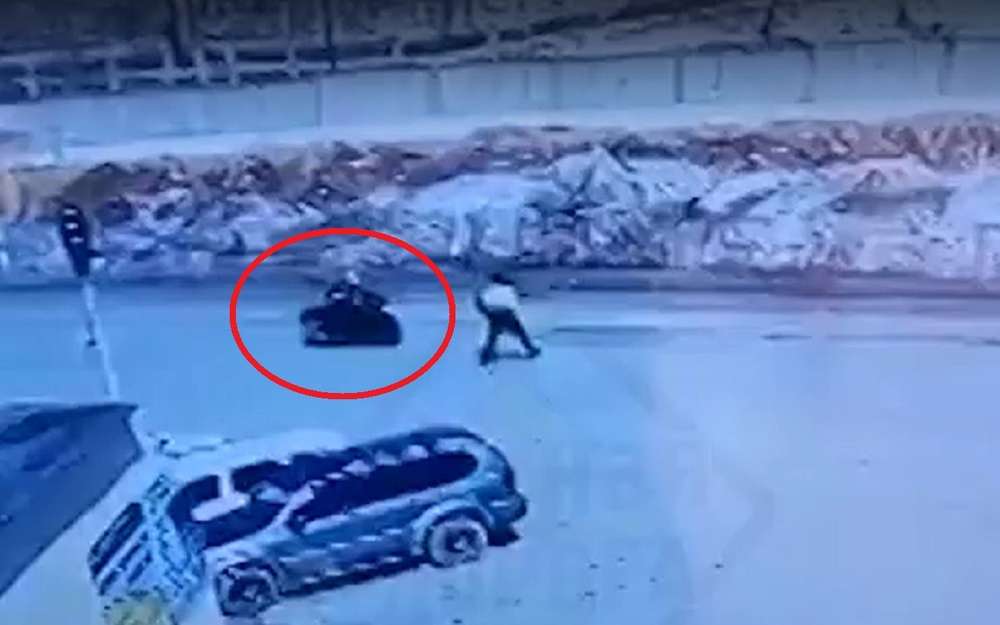 Мотоциклист попытался удрать от полицейского - вот последствия (видео)