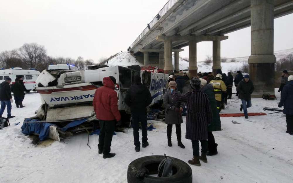 19 человек погибли в упавшем с моста автобусе