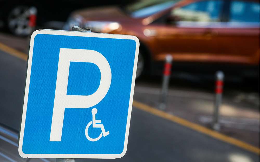 У четверти инвалидов забрали право на бесплатную парковку