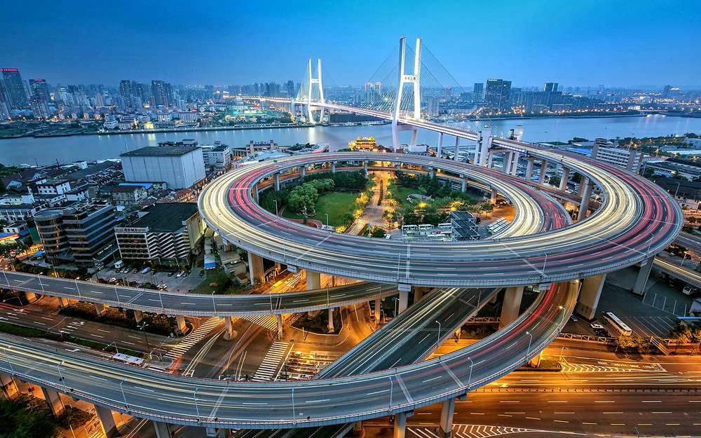 Мост Нанпу, Шанхай, КНР. Общая длина моста - 8346 метров, высота бетонных башен-опор - 150 метров.