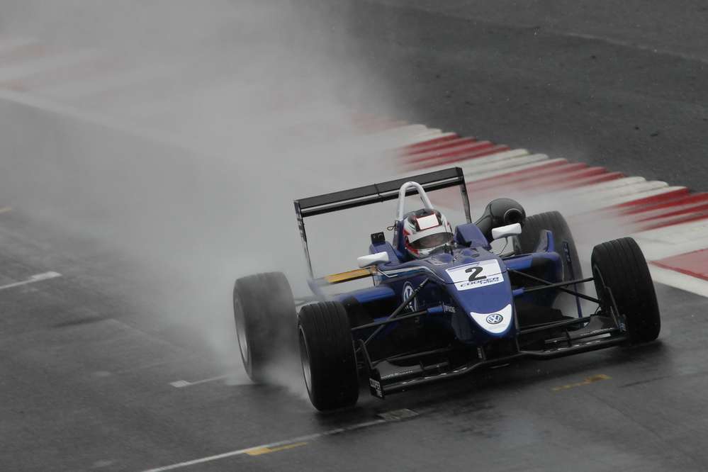 Егор Оруджев выиграл гонку в Британской Формуле 3