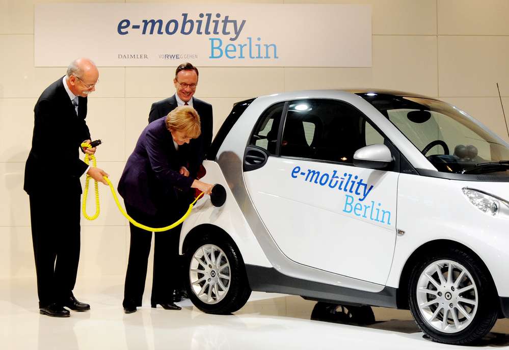 Ангела Меркель руководит Германией с 2005 года и все это время активно подталкивает национальный автопром к «озеленению». Этим же сейчас занимается китайское правительство и требует от всех местных автопроизводителей, в том числе с иностранным долевым участием, организовывать производство электромобилей на территории страны.