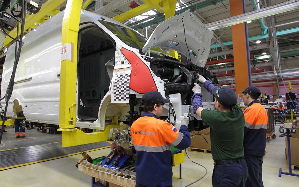 Производство Ford Transit в Елабуге запустили в 2015 году. Сейчас выпускается 145 различных модификаций на базе шасси, фургона и автобуса с 2,2-литровыми турбодизелями мощностью 125-155 л.с.