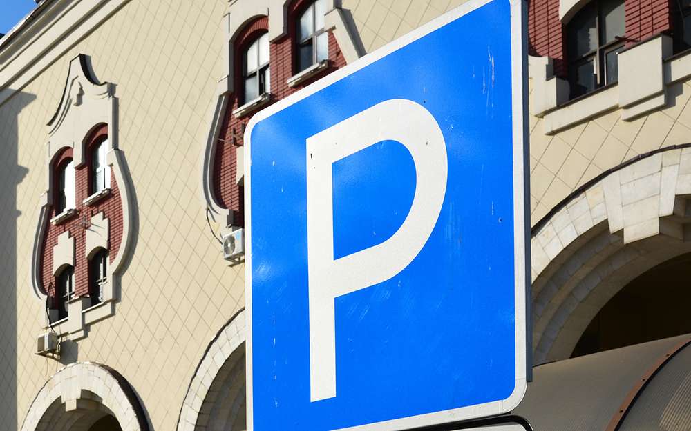 Названы 17 городов, в которых появятся платные парковки