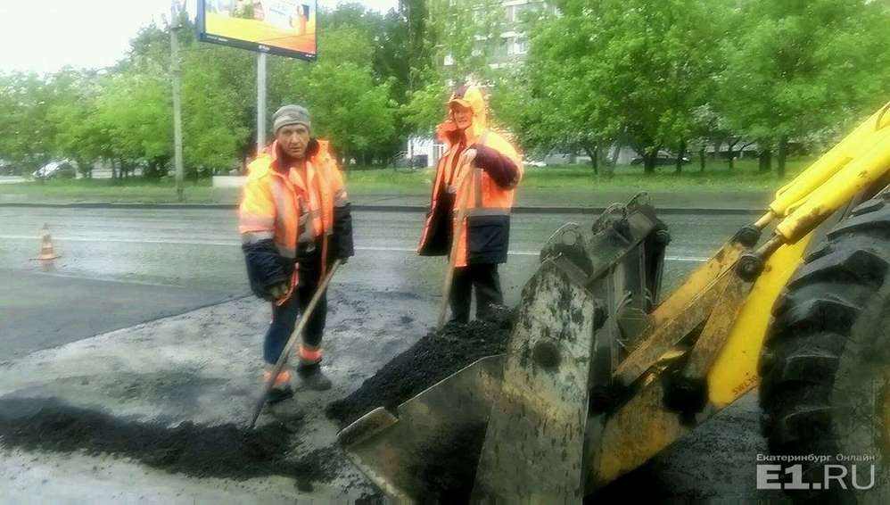 Делаем дороги как делаем детей - в Екатеринбурге не оценили шутку рабочих