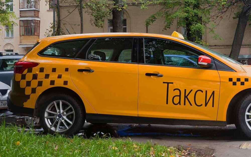 Грузовикам и такси запретят парковаться во дворах: уже с 1 января
