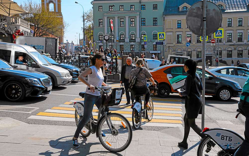 С приходом весны велосипедисты превращают центр Москвы в хаос, мешая и автомобилям, и пешеходам. Таблички, напоминающие, что на переходе надо слезать с велосипеда, неэффективны. Большинство игнорирует это правило.