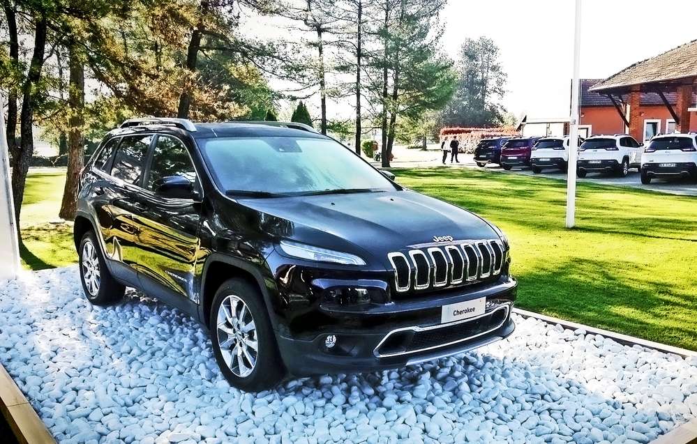 Новому Jeep Cherokee дали российский ценник