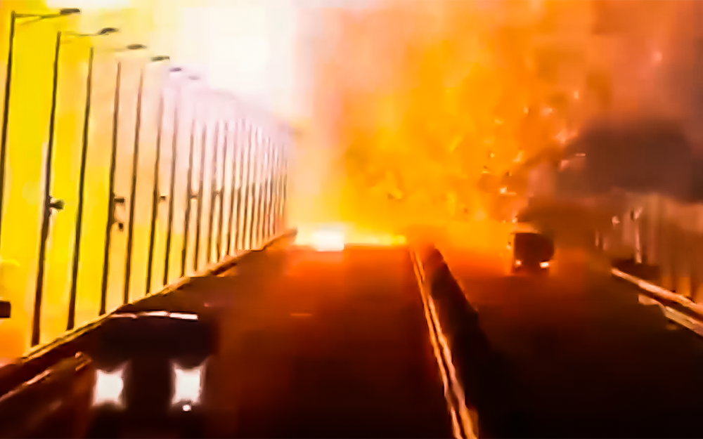 Крымский мост горит в результате подрыва