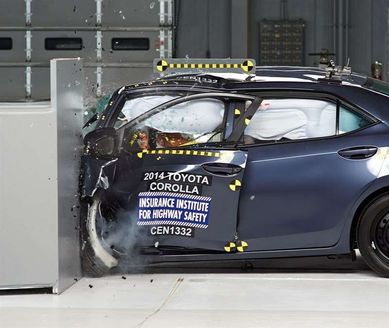 Новая Toyota Corolla споткнулась на краш-тесте (ВИДЕО)