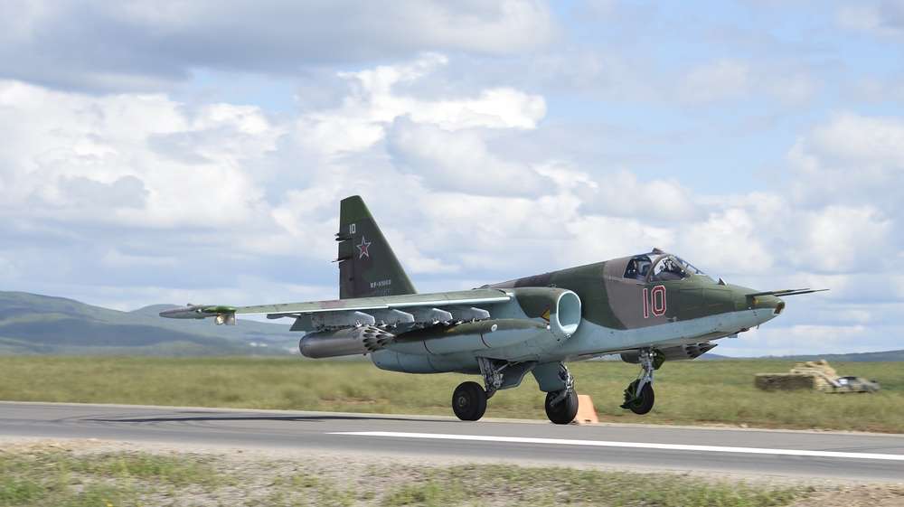 В Приморье штурмовик Су-25СМ впервые в российской истории приземлился на автодорогу