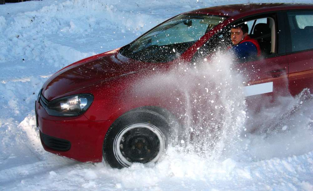 Чаще всего с понятием «проходимость» автомобилисты сталкиваются на засыпанных снегом парковках и в плохо очищенных дворах.