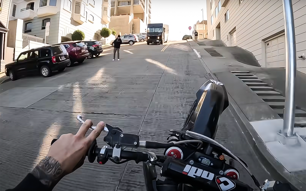 Дикая езда на кроссовом мотоцикле по Сан-Франциско (видео)