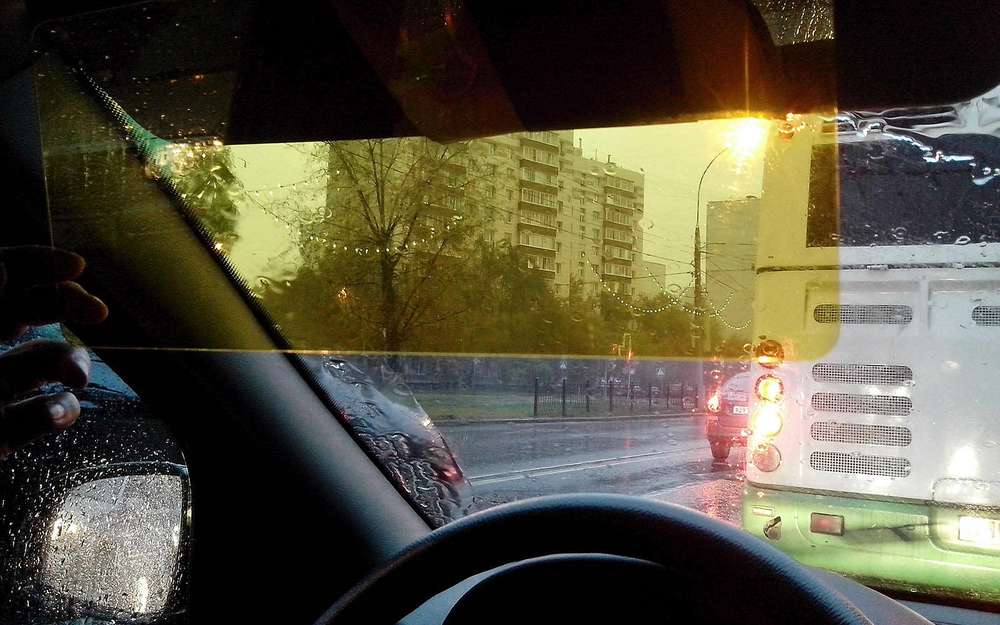 Некоторым водителям нравятся светофильтры, устанавливаемые на солнцезащитный козырек автомобиля.