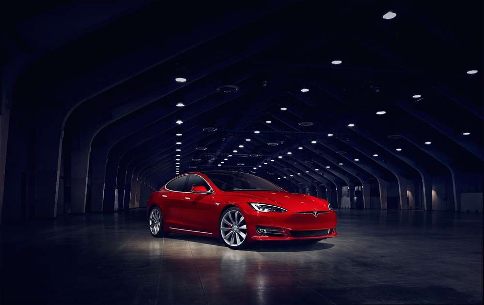 Tesla-тормоз: водитель электрокара спас человека на автобане