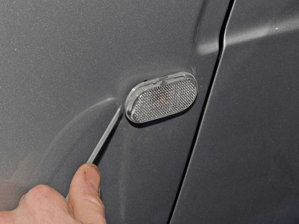 Замена лампы бокового указателя поворота Renault Duster